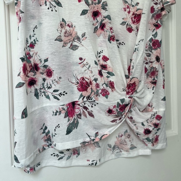 In Every Story Floral Twist-front Linen Blend Tee 0X - Picture 6 of 11